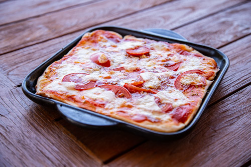 Pizza auf kleinem Pizzastein