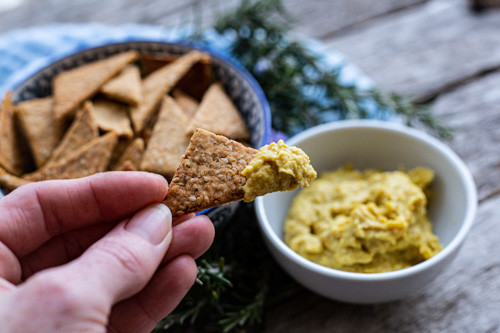 Pampered Chef Kichererbsen-Kräcker in der Hand mit Dip