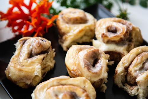 Pampered Chef Cinnamon Rolls auf Platte