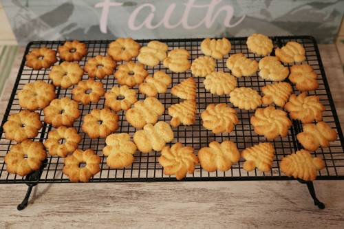 Pampered Chef Plätzchenpresse Amaretto-Plätzchen auf Kuchengitter