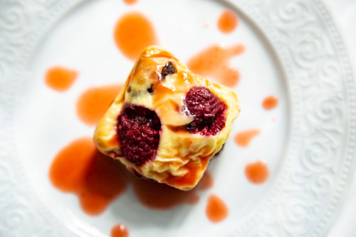 Pampered Chef Brownie mit Cheesecake-Topping garniert mit Erdbeersirup