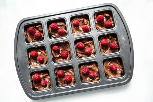 Pampered Chef Brownie mit Cheesecake-Topping Teig mit Himbeeren