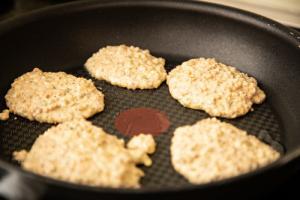 Thermomix Buchweizenpuffer mit Quark-Minz-Dip in der Pfanne