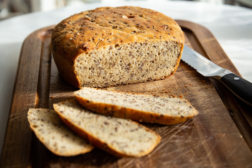 Pampered Chef Kamut-Dinkel-Brot nach dem Backen im runden Zaubermeister