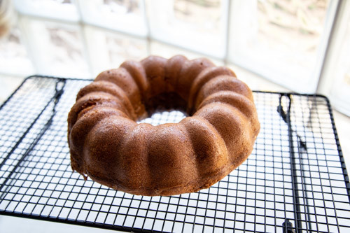Pampered Chef Kranzform Marmorkuchen fertig gebacken auf Kuchengitter