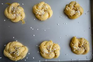 Hefe-Kringel komplett vor dem Backen auf Backblech