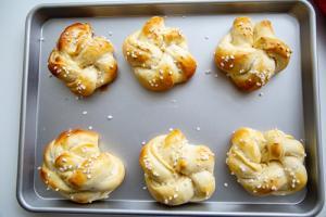 Thermomix Hefe-Kringel komplett nach dem Backen auf Backblech