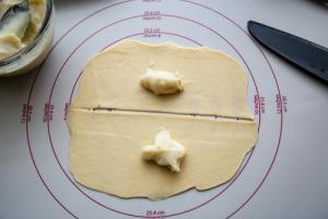 Hefe-Kringel Teig ausgerollt mit Vanillepudding