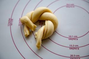 Hefe-Kringel Teig Stränge verzwirbelt