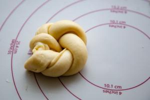Hefe-Kringel Teig Stränge verzwirbelt fertig