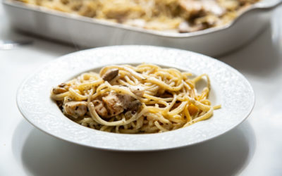 Nudelauflauf mit Hähnchenbrust und Champignons im flachen Bäker
