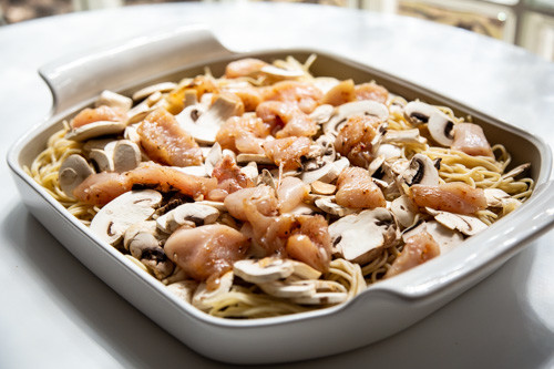 Pampered Chef Nudelauflauf mit Hähnchenbrustfilet und Champignons vor dem Backen