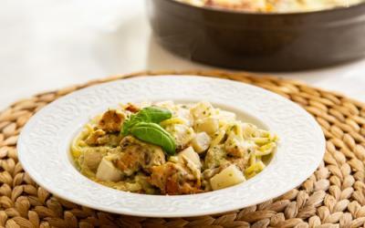 Spargelauflauf mit Nudeln und Champignons in runder Stoneware