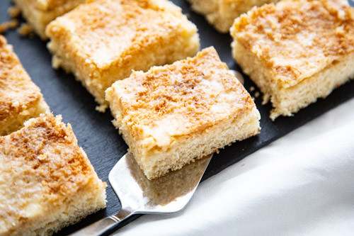 Pampered Chef Bäker Kokos-Buttermilch-Kuchen servierbereit