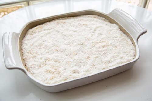 Pampered Chef Bäker Kokos-Buttermilch-Kuchen mit Kokos bedeckt