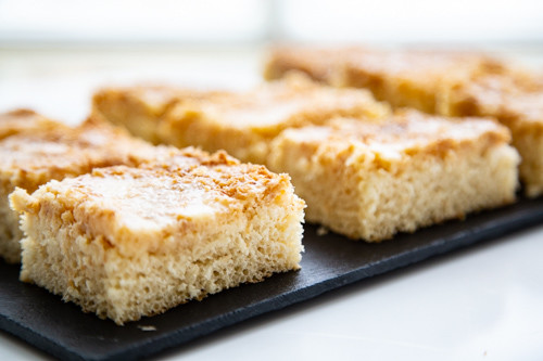 Pampered Chef Bäker Kokos-Buttermilch-Kuchen in Stücke geschnitten