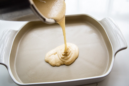 Pampered Chef Bäker Kokos-Buttermilch-Kuchen Teig fließt auf den Bäker