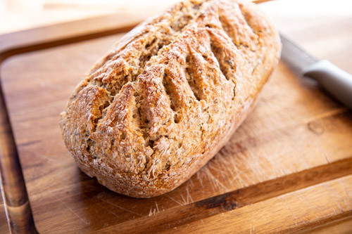 Pampered Chef Körnerbrot mit Lievito Madre auf Holzbrett