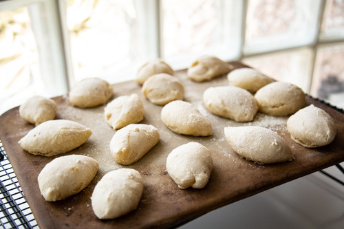 Thermomix Pizzabrötchenteig auf Zauberstein fertig gebacken