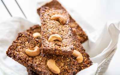 Müsliriegel mit Sesam und Cashew-Kernen mit Snack-Maker