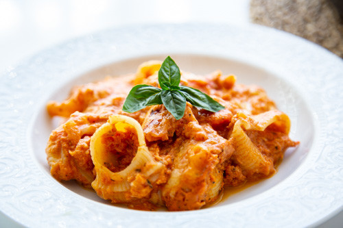 Pampered Chef runde Stoneware Nudelauflauf mit Thunfisch-Tomatensauce auf Teller
