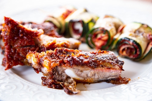 Rippchen mit Zucchiniröllchen