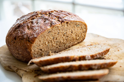 Pampered Chef Dinkel-Ruchmehl-Brot angeschnitten