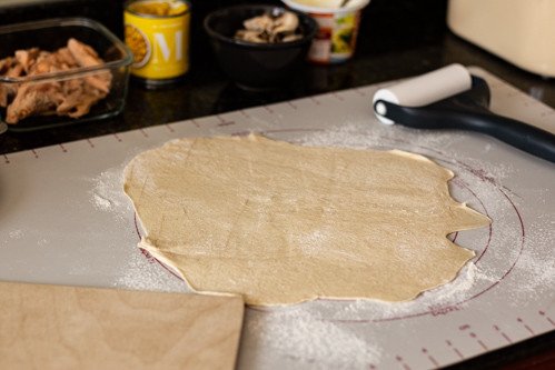 Pampered Chef Flammkuchen ausgerollter Teig auf Teigunterlage