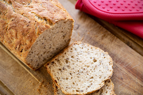 Pampered Chef Vollkorn-Einkorn-Dinkel-Brot angeschnitten