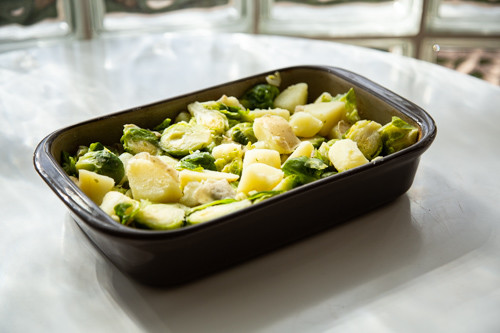 Rosenkohl und Kartoffeln in Ofenhexe