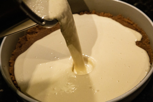 Pampered Chef Kokos-Käsekuchen Einfüllen des Belages