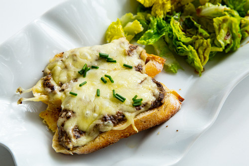 Pampered Chef Pilz-Trüffel-Baguettes fertig überbacken und mit Salat angerichtet