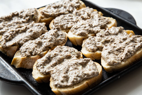 Pampered Chef Pilz-Trüffel-Baguettes mit Paste bestrichen