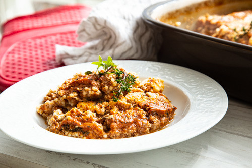 Pampered Chef Ofenhexe griechischer Hackfleischauflauf mit Bulgur auf dem Teller
