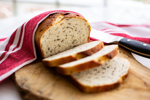 Pampered Chef Zaubermeister Dinkel-Kokos-Brot angeschnitten