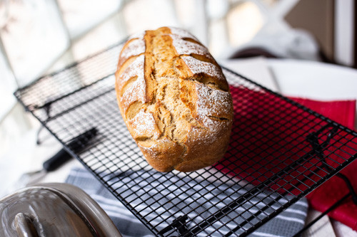 Pampered Chef Kamut-Dinkel-Roggen-Sauerteigbrot auf dem Kuchengitter