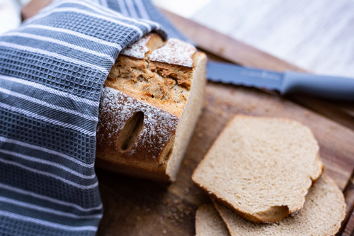 Pampered Chef Kamut-Dinkel-Roggen-Sauerteigbrot angeschnitten von oben