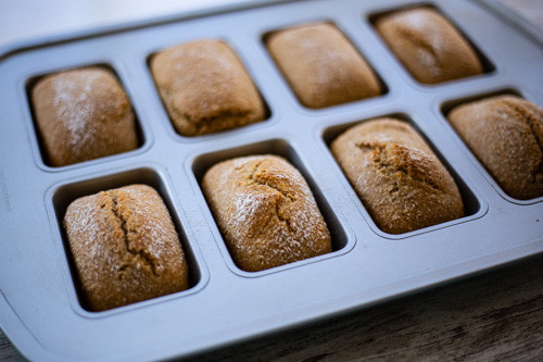 Pampered Chef Vollkorn-Dinkelbrötchen nach dem Backen in der Mini-Kuchenform