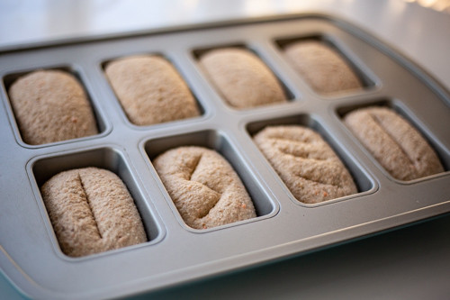 Pampered Chef Vollkorn-Dinkelbrötchen vor dem Backen in der Mini-Kuchenform