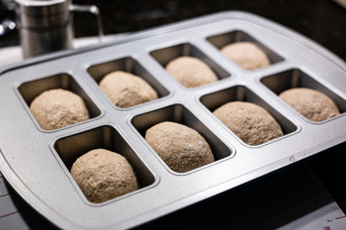 Pampered Chef Vollkorn-Dinkelbrötchen am Vorabend in der Mini-Kuchenform
