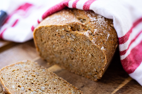 Pampered Chef Dinkel-Möhren-Brot angeschnitten nah