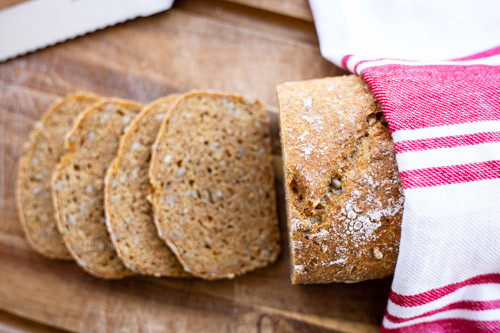 Pampered Chef Dinkel-Möhren-Brot von oben angeschnitten