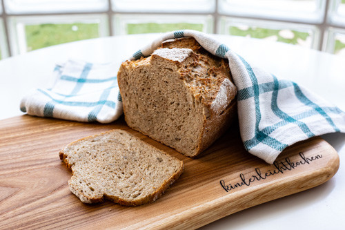 Pampered Chef Vollkorn-Weizen-Emmer-Brot angeschnitten