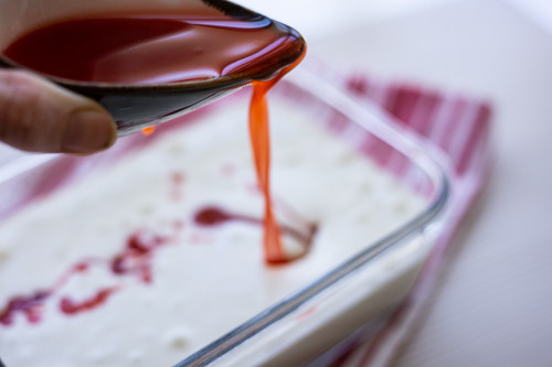 Thermomix Erdbeer-Sirup auf Eis gießen