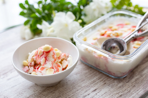 Thermomix Mascarpone-Kokos-Eis angerichtet