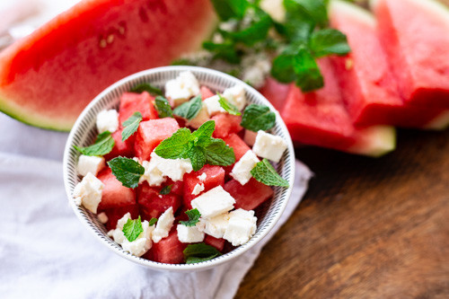 Fruchtiger Sommersalat mit Wassermelone, Pfefferminze und Fetakäse