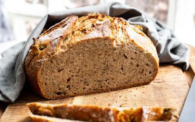Frühlingskruste mit Emmermehl im Zaubermeister oder gusseisernem Topf