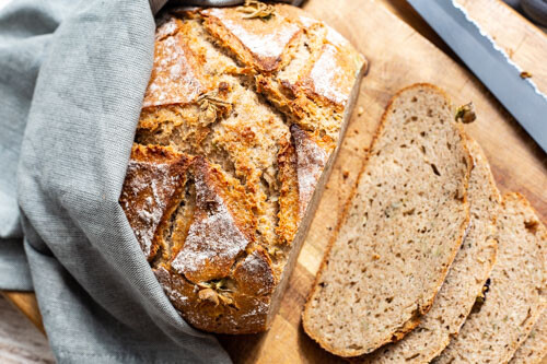 Pampered Chef Vollkorn-Emmer-Roggen-Dinkel-Mischbrot von oben angeschnitten