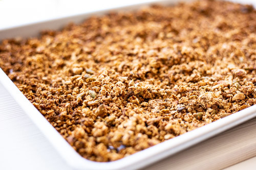 Thermomix Granola auf Backblech nach dem Backen
