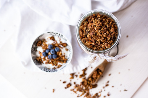 Thermomix Granola angerichtet mit Joghurt und Heidelbeeren